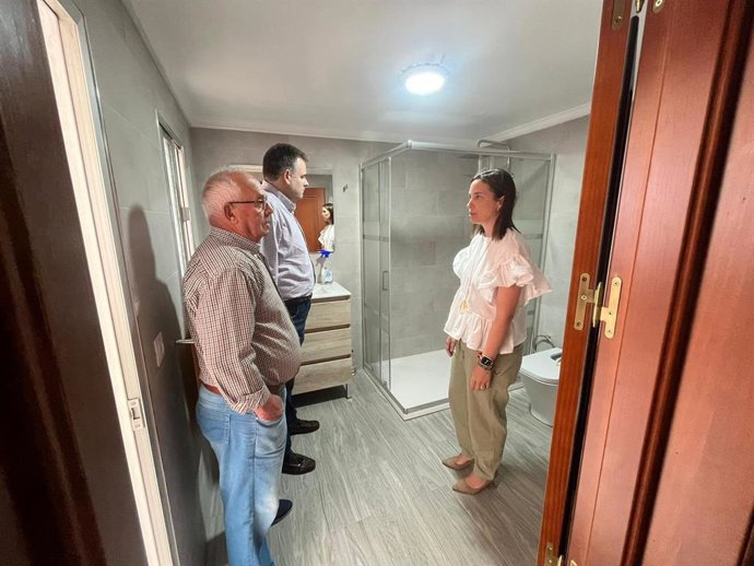La delegada de Fomento, Articulación del Territorio y Vivienda, Cristina Casanueva, visita una de las viviendas de Lucena.