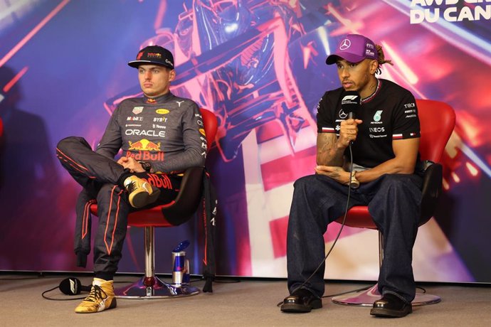 Archivo - Los pilotos de Fórmula 1 Max Verstappen (Red Bull) y Lewis Hamilton (Mercedes) atienden a los medios de comunicación. 