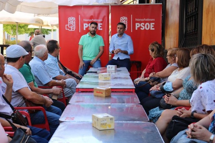Pedregosa y Muñoz (al fondo), en la reunión con vecinos de Peñarroya.