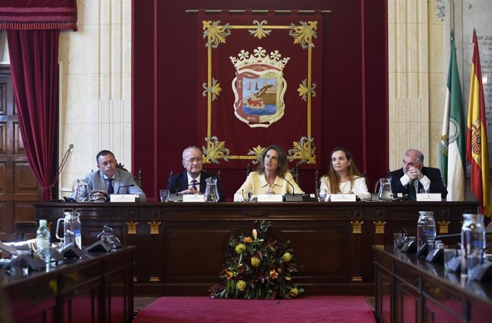 La vicepresidenta y ministra para la Transición Ecológica y el Reto demográfico, Teresa Ribera (c); el alcalde, Francisco de la Torre (1i); la directora general adjunta para las Regiones de UICN, Grethel Aguilar (1d); durante al acto de inauguración de 