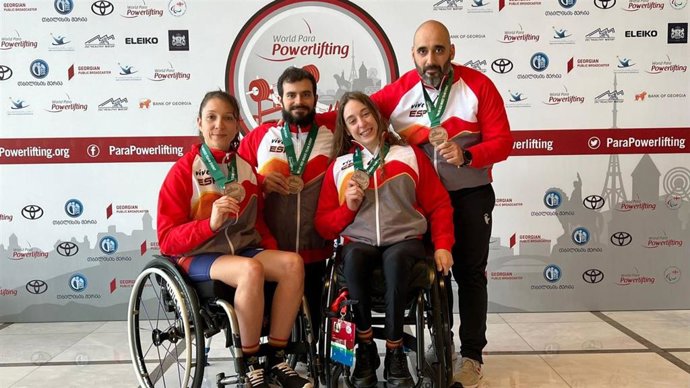 Loida Zabala, Isabel Fernández y David Gómez se cuelgan el bronce por equipos en el Europeo 2022 de halterofilia paralímpica.