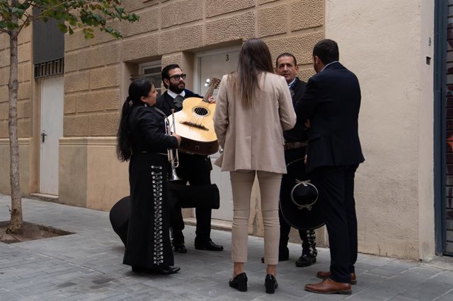 Un grup de tres 'mariachis' davant la seu de Junts