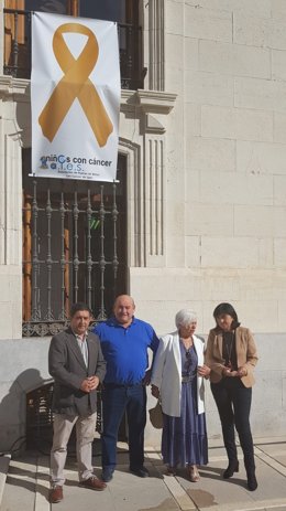 Responsables de ALES y Diputacion posan ante el lazo dorado.