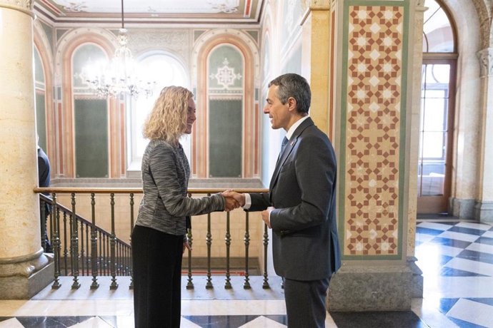 La presidenta del Congreso, la socialista Meritxell Batet, con el presidente de la Confederacion Helvética, Ignazio Cassis
