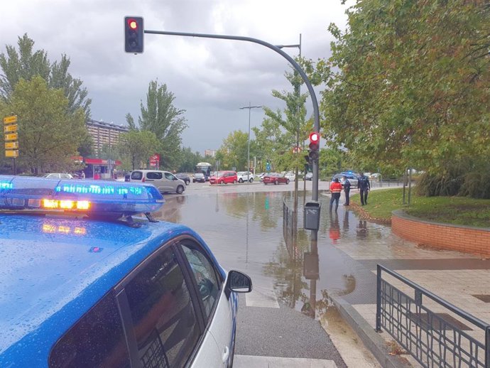 Balsa de agua por la acumulación de precipitaciones en la confluencia de las avenidas de Burgos y Gijón en Valladolid.