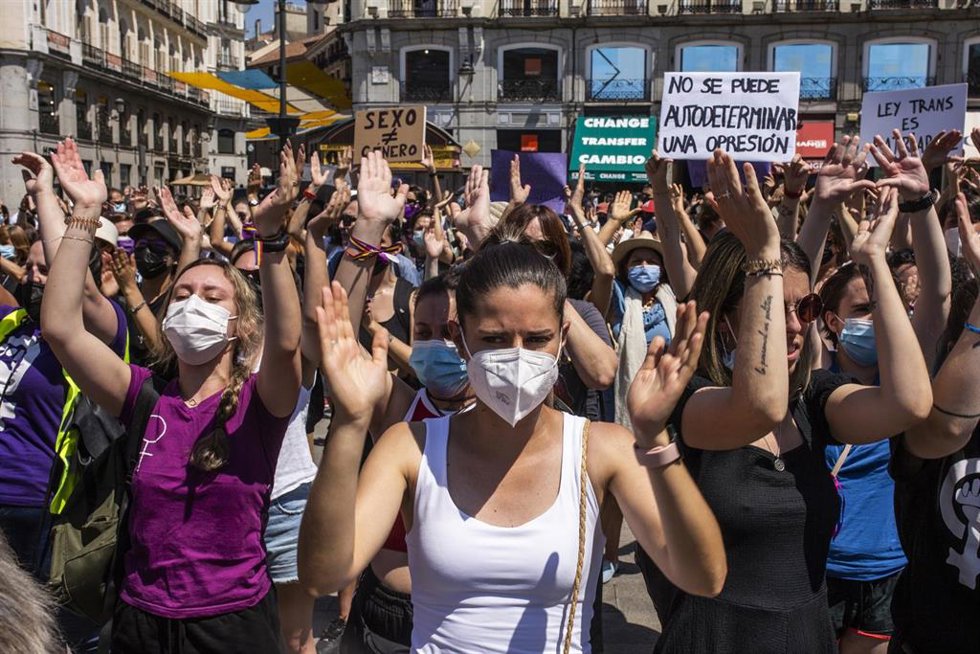 Archivo - Varias mujeres aplauden, durante una manifestación contra la Ley Trans del Igualdad, a 26 de junio de 2021, en Madrid (España).