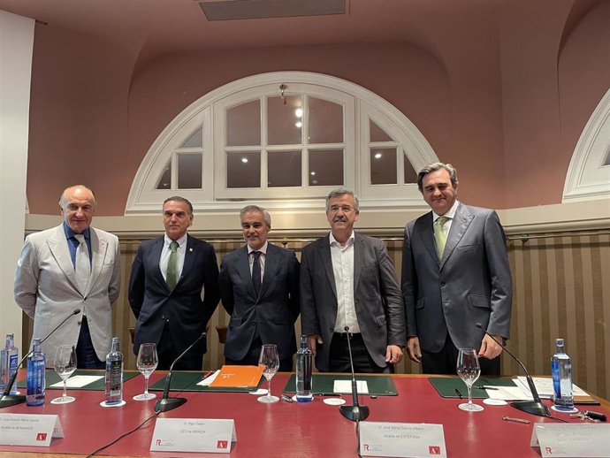 El alcalde del municipio malagueño Estepona, José María García Urbano, durante su participación en una de las mesas redondas de la XII Jornada de Turismo Residencial