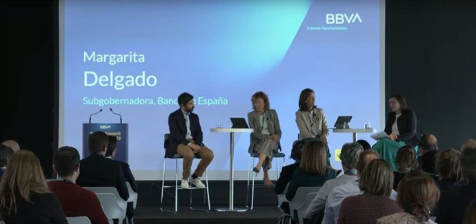 El fundador de Buda.Com, Alejandro Beltrán, la sobgobernadora del Banco de España, Margarita Delgado, y la presidenta de la AEB, Alejandra Kindelán, durante su participación en el EduFin Summit 2022 organizado por BBVA.