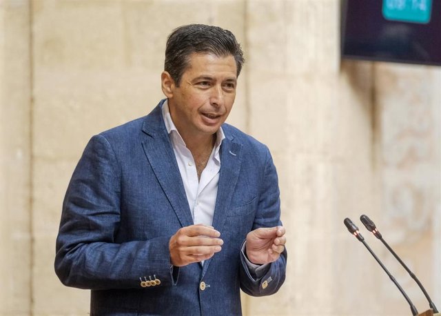 Rafael Márquez, parlamentario del Grupo Socialista, defiende una moción relativa a política en materia de sequía en el Pleno del Parlamento andaluz.