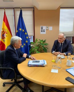 El comisario europeo de Justicia, Didier Reynders, reunido con el vicesecretario de Institucional del PP, Esteban González Pons.