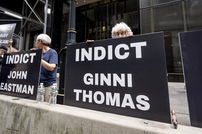 Protesta a las puertas de la Torre Trump en Nueva York pidiendo la acusación de, entre otros, Ginni Thomas, por su relación con los intentos de Donald Trump para no reconocer los resultados de las elecciones.