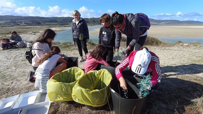 Voluntarios de Grupo Calvo recogen basura en el Pantano de San Juan (Madrid) y en la playa de Balaido (La Coruña).