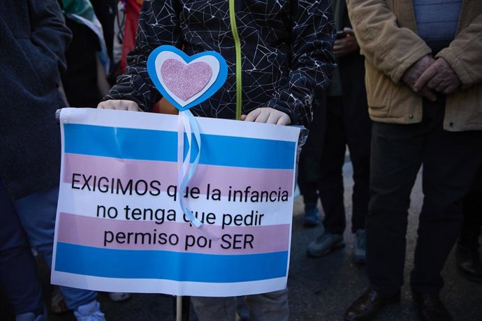Archivo - Concentración por los Derechos Humanos de la Infancia y Juventud Trans en enero de 2022, en Madrid.