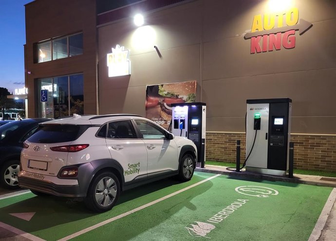 Un vehículo eléctrico repostando.