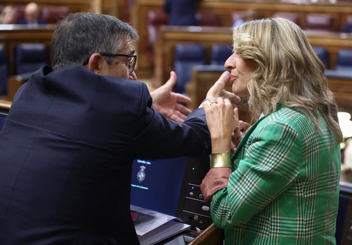 El portavoz del Grupo Parlamentario Socialista en el Congreso de los Diputados, Patxi López y la vicepresidenta segunda y ministra de Trabajo y Economía Social, Yolanda Díaz, durante una sesión plenaria, en el Congreso 