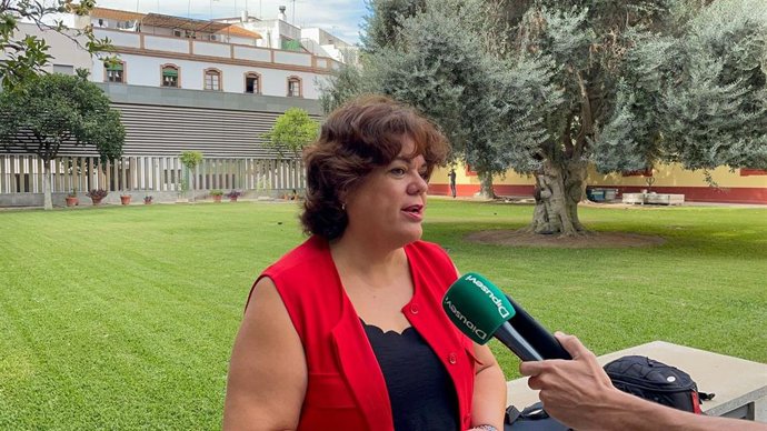 La portavoz del PP en la Diputación, Maria Eugenia Moreno, atiende a los medios junto al salón de plenos.