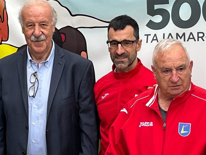 El ex seleccionador nacional de fútbol Vicente del Bosque y el exmarchador Jesús Ángel García Bragado han apadrinado la salida de la XXV Carrera por relevos Tajamar-Torreciudad.