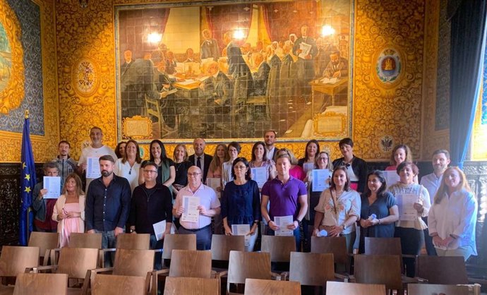 Foto de familia tras la entrega de diplomas de los cursos del Dipuforma en Algeciras (Cádiz)