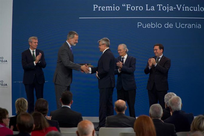 El embajador de Ucrania en España, Serhii Pohoreltsev,  recibe el premio Foro La Toja al pueblo ucraniano de manos del rey Felipe VI, acompañado en el escenario por el presidente de la Xunta, Alfonso Rueda
