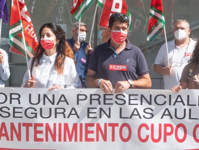 El secretario general del Sindicato Provincial de Enseñanza de CCOO en Huelva, Carlos Sánchez Maraver, durante una concentración. Archivo. 