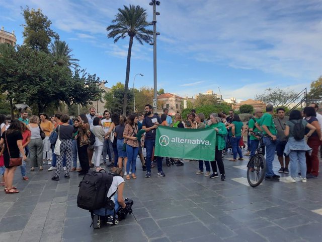 Docentes de Alternativa durante la protesta en Palma.