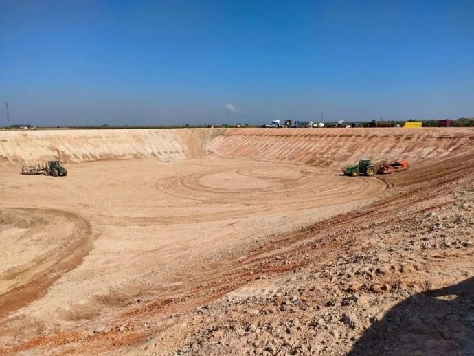 La balsa de alperujo que se construye en Écija (Sevilla), junto al término de Fuente Palmera (Córdoba).