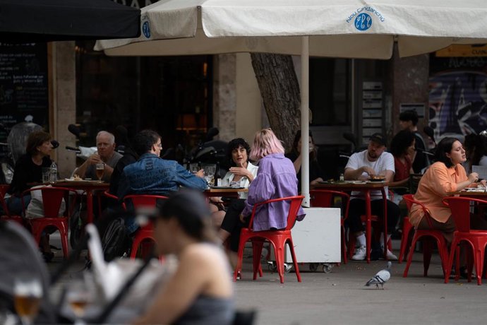 Varias personas sentadas en una terraza en plaza de la Vila de Grcia, a 23 de septiembre de 2022, en Barcelona, Catalunya (España). 