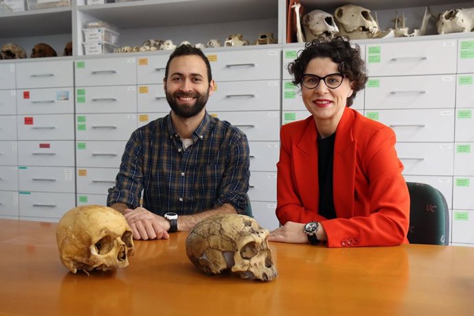 Archivo - Los invesitgadores Ana B. Marín-Arroyo, responsable del grupo EvoAdapta UC, y Marco Vidal Cordasco.