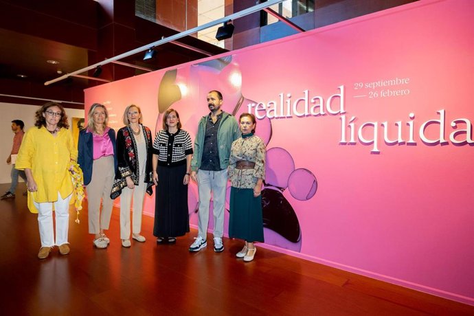 La vicealcaldesa y consejera de Cultura y Proyección Exterior, Sara Fernández, presenta la exposición titulada Realidad líquida. Puede verse en el Espacio Cripta del Centro de Historias desde el 29 de septiembre al 26 de febrero de 2023.