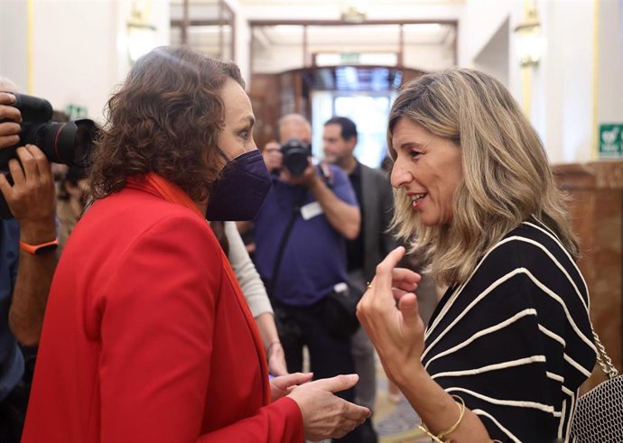 Archivo - La presidenta de la Comisión del Pacto de Toledo y exministra de Trabajo, Magdalena Valerio (i), y la vicepresidenta segunda y ministra de Trabajo, Yolanda Díaz, conversan a su salida de una sesión plenaria