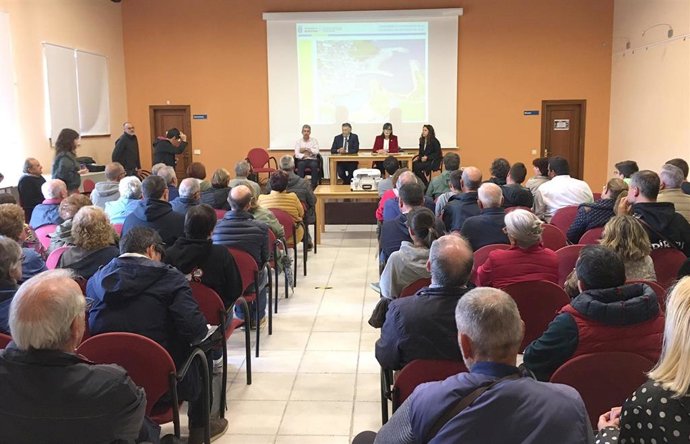 La viceconsejera de Medio Ambiente y Cambio Climático, Nieves Roqueñí, y la directora general del Agua, Vanesa Mateo, en Navia