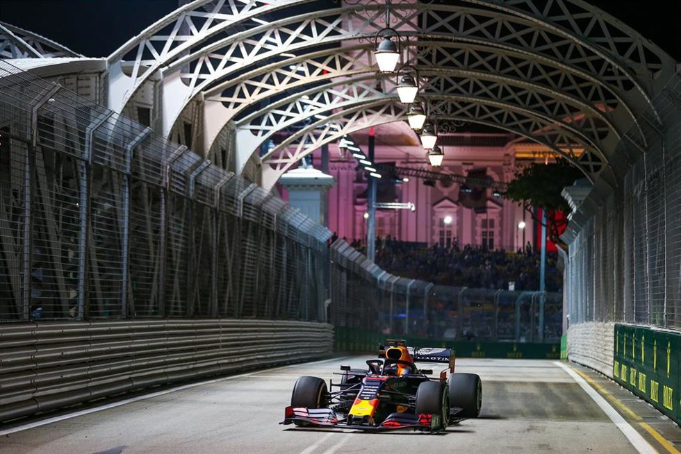 Archivo - Max Verstappen conduce su Red Bull durante el Gran Premio de Singapur de 2019