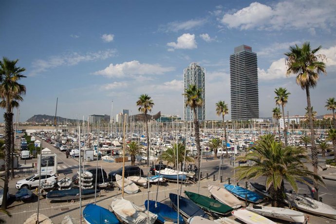 Archivo - Varias barcas de vela en el Puerto de Barcelona. Archivo.