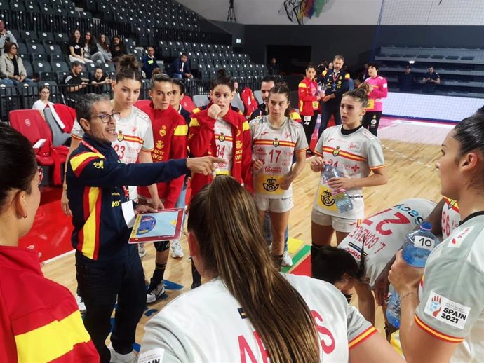 José Ignacio Prades da instrucciones a las jugadoras de la selección española de balonmano