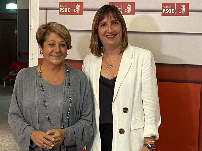 Las candidatas del PSOE a las alcaldías de Zaragoza y Teruel, Lola Ranera (dcha) y Rosa López Juderías (izda).