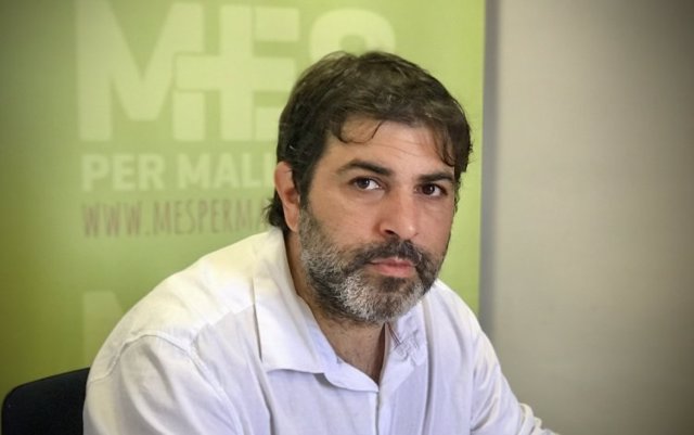 Archivo - El portavoz adjunto de MÉS per Mallorca en el Parlament, Josep Ferrà.