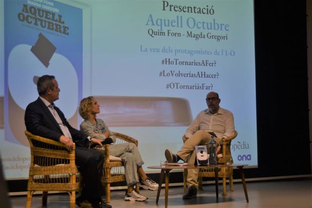 Joaquim Forn y Magda Gregori presentan 'Aquell octubre' junto a Jordi Basté, en la librería Ona de Barcelona.