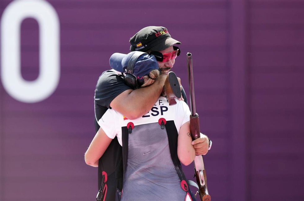 Archivo - Alberto Fernández abraza a Fátima Gálvez tras ganar el oro en la competición por equipos mixtos de Foso de los Juegos Olímpicos de Tokio
