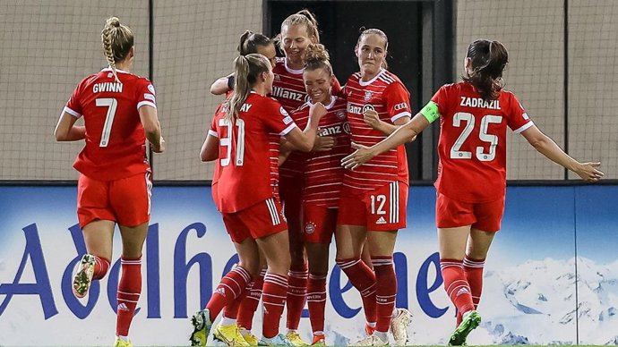 Las jugadoras del Bayern Múnich celebran uno de sus goles ante la Real Sociedad