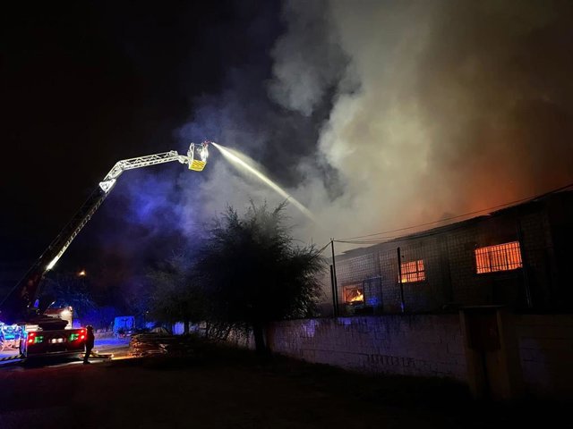 Incendio en una nave industrial en Paracuellos del Jarama