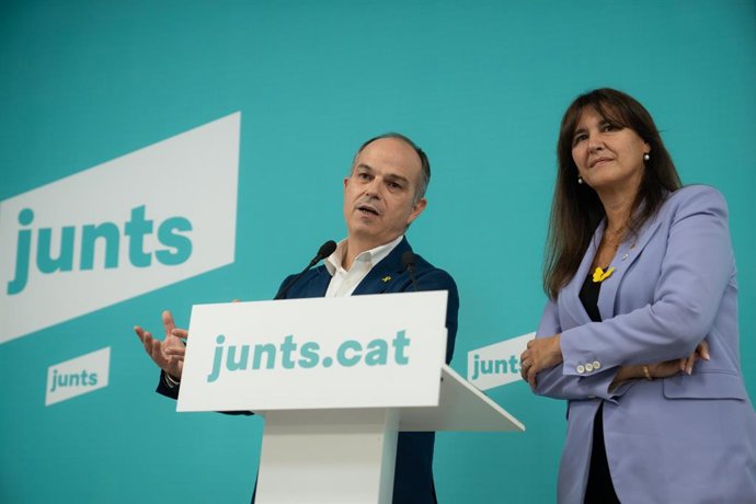 La presidenta de Junts, Laura Borrs, i el secretari general del partit, Jordi Turull, en la roda de premsa després de l'Executiva del partit.