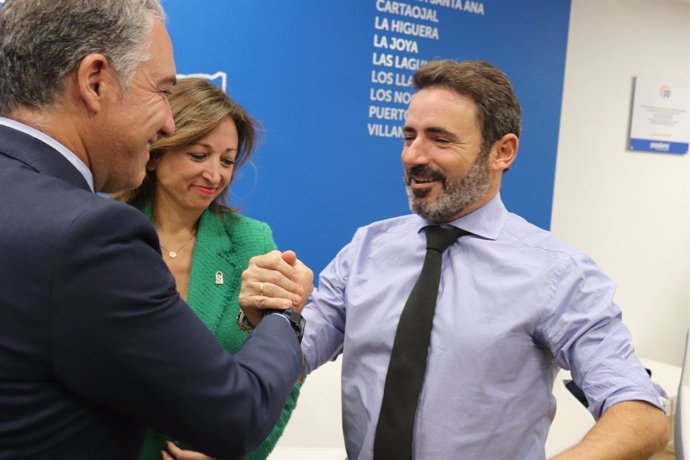 Elías Bendodo, Patricia Navarro y José Ramón Carmona en un acto en Antequera