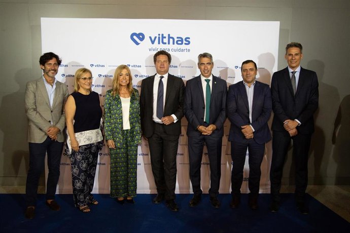 José Antonio Ródenas, director gerente de Vithas Xanit; Pedro Rico, director general; Jorge Gallardo, presidente del grupo; Víctor Navas, alcalde de Benalmádena; Ana Mula, alcaldesa de Fuengirola;  Francisco José Martín; el jefe del servicio de Salud