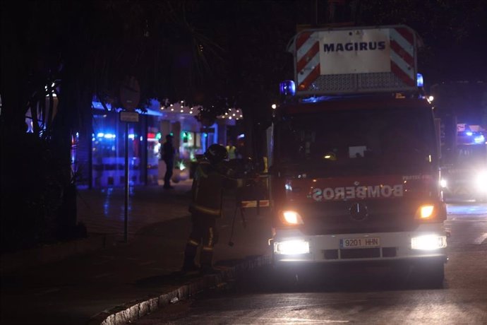 Un bombero regresa a su camión tras sofocar el incendio en el Hotel Los Lebreros de Sevilla que se ha originado en la cocina. A 29 de septiembre de 2022, en Sevilla (Andalucía España). A las 20,25 horas, se ha producido un fuego en el Hotel Los Lebreros.