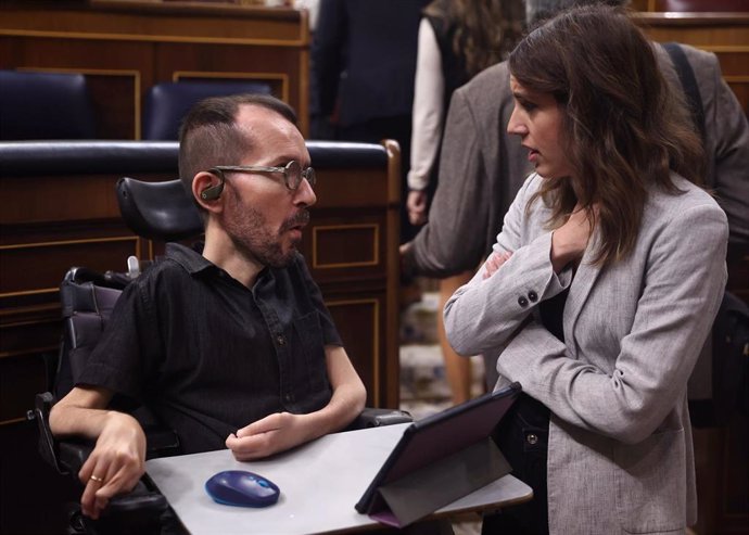 El portavoz de Unidas Podemos en el Congreso, Pablo Echenique y la ministra de Igualdad, Irene Montero, conversan durante una sesión de control al Gobierno, a 28 de septiembre de 2022, en Madrid (España). Durante la sesión plenaria se ha debatido la con