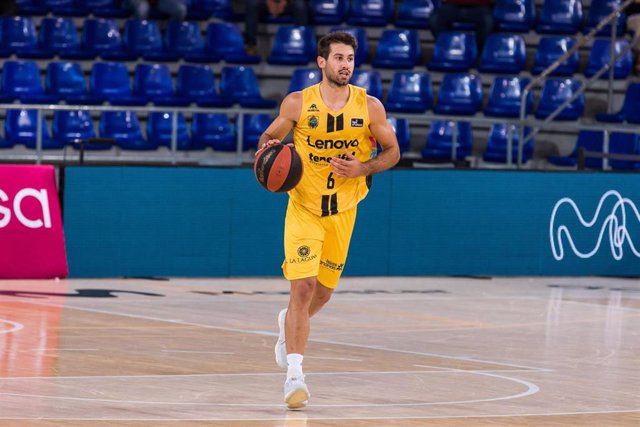 Archivo - El escolta Bruno Fitipaldo durante un partido del Lenovo Tenerife