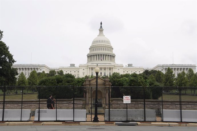 Archivo - 17 September 2021, US, Washington: A fence is erected around the US Capitol Hill ahead of the Justice for J6 rally in Washington DC. Supporters of then US President Donald Trump want to march there again in support of defendants facing trial f