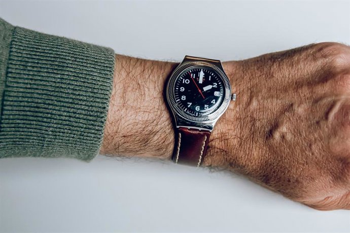 Archivo - Un reloj de pulsera marca las 2:00 horas, a 24 de marzo de 2022, en Madrid (España). 