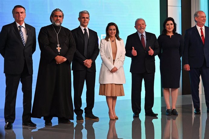 Candidatos presidenciales en Brasil minutos antes de que iniciara el último debate antes de las elecciones.