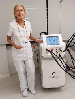 La Dra. Begoña Obensa posa con su nuevo GentleMax Pro Plus